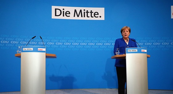 Nmecký ministr vnitra a pedseda Kesanskosociální unie (CSU) Horst Seehofer piel poskytnout prohláení po jednání s kanclékou Angelou Merkelovou (2. ervence 2018). 