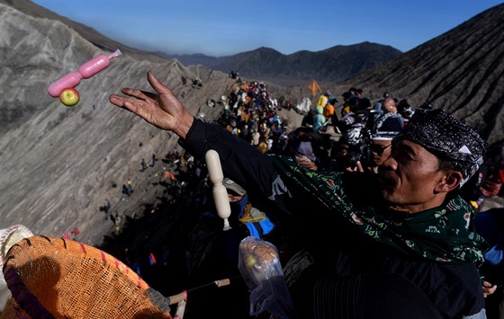 Tisíce místních obyvatel a turist podle AFP o víkendu vyplhaly na vrchol...