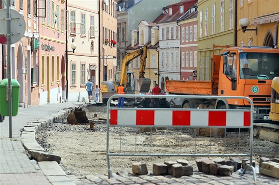 Unikátní devnou kanalizaci objevili archeologové pi rekonstrukci idovské ulice v Chebu.