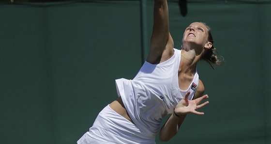 eská tenistka Karolína Plíková servíruje v prvním kole Wimbledonu. V zápase...