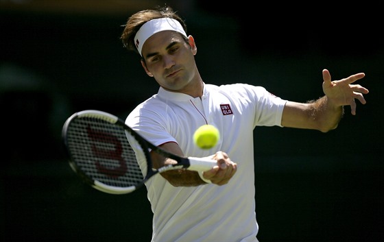 výcarský tenista Roger Federer zahrává forhendem v prvním kole Wimbledonu, v...