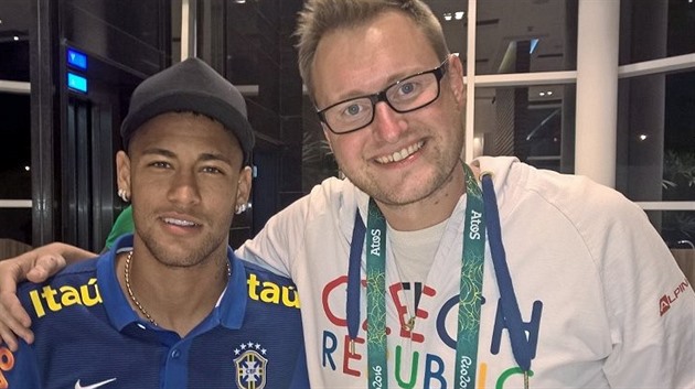 Redaktor eské televize Petr Kubásek s brazilským fotbalistou Neymarem.