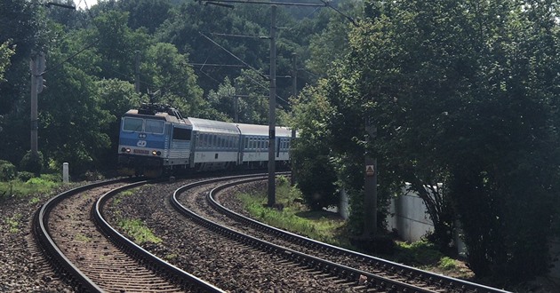 Na elezniním pejezdu v obci Karltejn uvázlo auto, jeho idi nerespektoval...