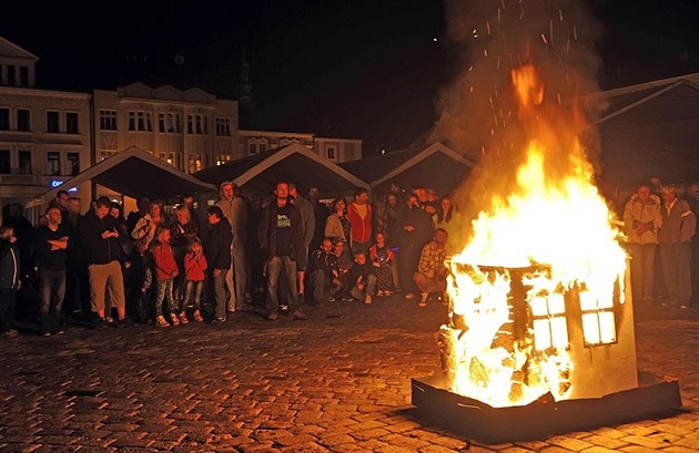 Pelhimovtí si provizorní spalovnu sami nkolikrát postavili na námstí. Byla...