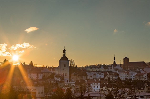 Panorama Turnova pi východu slunce s jeho dominantami, Kostelem svatého...