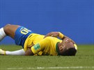 Brazilsk tonk Neymar se svj na trvnku bhem osmifinle proti Mexiku.