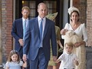 Princ William a vévodkyn Kate s dtmi na ktinách prince Louise (Londýn, 9....