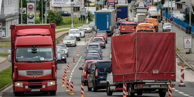 Frézování vozovky v Koutníkově ulici v Hradci Králové (9.7.2018). Frézování vozovky v Koutníkově ulici v Hradci Králové (9.7.2018).