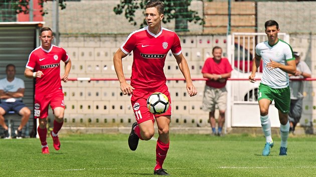 Brněnský Ladislav Krejčí u míče v přípravném duelu proti Skalici. Brněnský Ladislav Krejčí u míče v přípravném duelu proti Skalici.