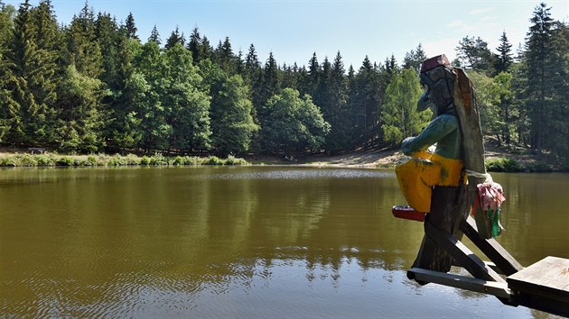 Přírodní koupaliště v Kytlicích, na které ze břehu dohlíží velký vodník. Přírodní koupaliště v Kytlicích, na které ze břehu dohlíží velký vodník.