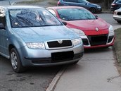 Některá auta parkují třeba i na chodníku.