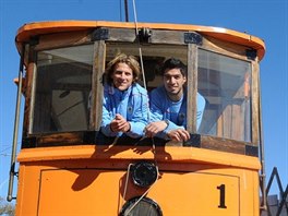 Uruguajský útoník Diego Forlan (vlevo) si s parákem Luisem Suárezem vyrazili...