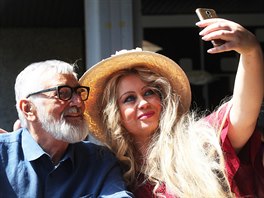 Jií Bartoka se fotí s filmovou fanynkou na kolonád (1. ervence 2018).