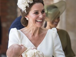 Vévodkyn Kate a princ Louis na ktinách (Londýn, 9. ervence 2018)