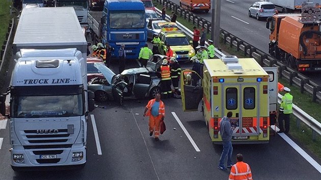 Dlnici D1 ped Prahou zablokovala hromadn nehoda pti aut (8.9.2015)