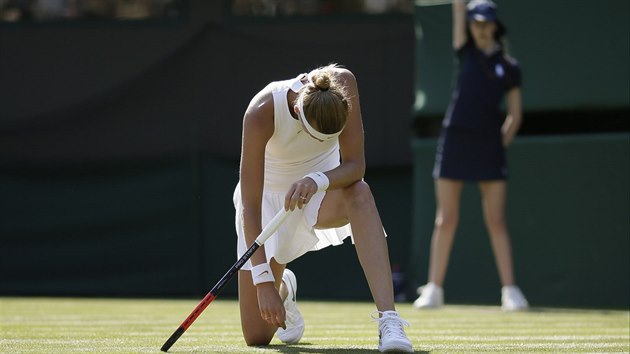 BRZK KONEC. Tenistka Petra Kvitov se lou s oblbenm Wimbledonem u v prvnm kole.