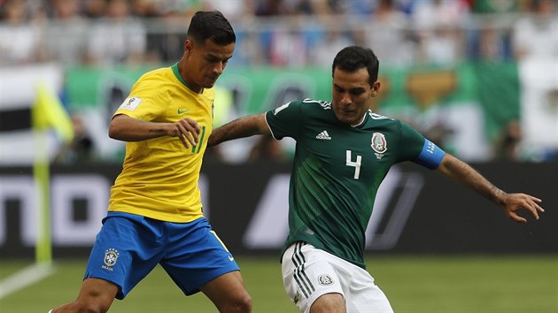 Brazilsk zlonk Philippe Coutinho (vlevo) si kryje m ped mexickm kapitnem Rafaelem Mrquezem.