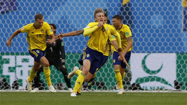 vdsk fotbalista Emil Forsberg (slo 10) slav svou branku v utkn se vcarskem.