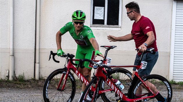 Nmeck cyklista Marcel Kittel mn kolo po pdu v druh etap Tour de France.