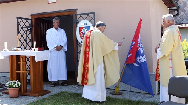 Nov prapor obce Mn vysvtil polensk knz Jan Ladislav Novk.