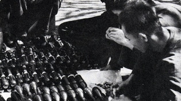 Severovietnamští partyzáni shromažďují munici přepravenou skrze džungli. Fotografie zřejmě z roku 1965.