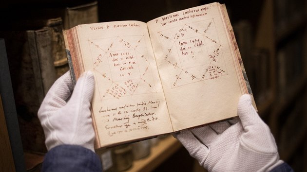 Kniha matematika Michaela Neandera (1529-1581) obsahuje i rty horoskop, vetn horoskopu Martina Luthera (vpravo).
