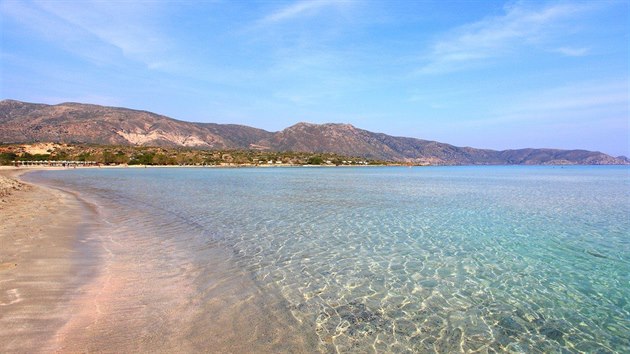 Elafonissi na Krt. Rov barva psku pochz z mikroskopickch organism foraminifera a smsice korl, mul a uhliitanu vpenatho.