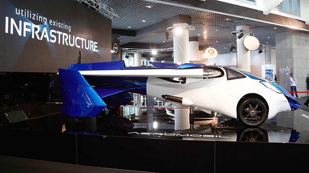 Prototyp slovenskho ltajcho automobilu Aeromobil na pehldce Top Marques v Monaku (duben 2015)