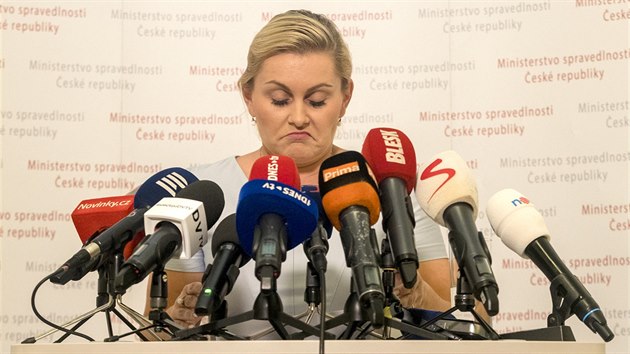 Ministryn spravedlnosti Tana Mal na mimodn tiskov konferenci ke svm diplomovm pracm. (9. ervence 2018)