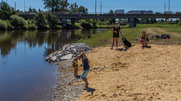 Na bezch Vltavy se nov objevily ple u cyklostezky vedouc z eskch Budjovic na Hlubokou nad Vltavou.