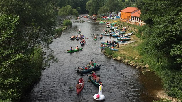 Vodci obsadili Vltavu. Takhle to na ece vypadalo vera odpoledne.