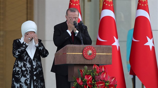 V Ankae se konala slavnostn ceremonie pot, co staronov hlava Turecka Recep Tayyip Erdogan sloila prezidentskou psahu. Svj projev Erdogan zaal modlitbou. (9. ervence 2018)