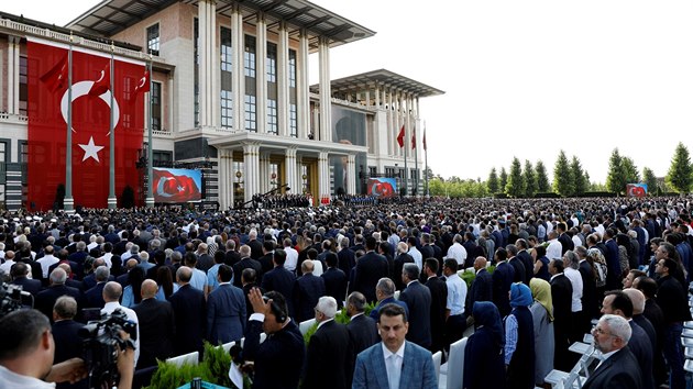 V Ankae se konala slavnostn ceremonie pot, co staronov hlava Turecka Recep Tayyip Erdogan sloila prezidentskou psahu. Svj projev Erdogan zaal modlitbou. (9. ervence 2018)