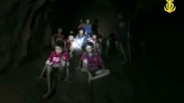 Zchrani ptrali po malch fotbalistech a jejich trenrovi, kte uvzli v zatopen jeskyni na severu Thajska. Fotografie pochz z videa thajskch nmonk (2. ervence 2018).