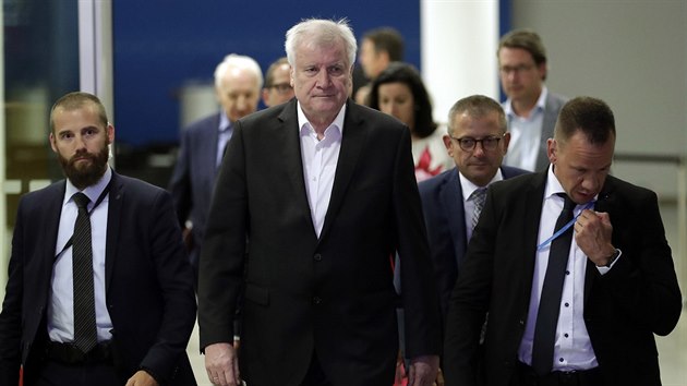 Nmeck ministr vnitra a pedseda Kesansko-sociln unie (CSU) Horst Seehofer piel poskytnout prohlen po jednn s kanclkou Angelou Merkelovou (2. ervence 2018).