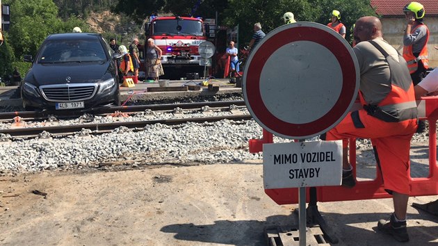 Na elezninm pejezdu v obci Karltejn uvzlo auto, jeho idi nerespektoval zkaz vjezdu (5. ervence 2018).