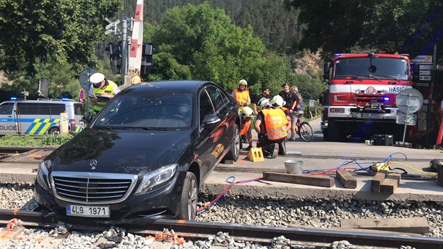 Na elezniním pejezdu v obci Karltejn uvázlo auto, jeho idi nerespektoval...