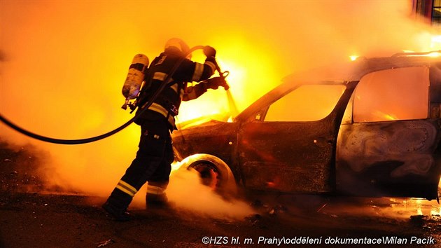 Ped budovou praskho hlavnho ndra hoelo auto (5. ervence 2017).