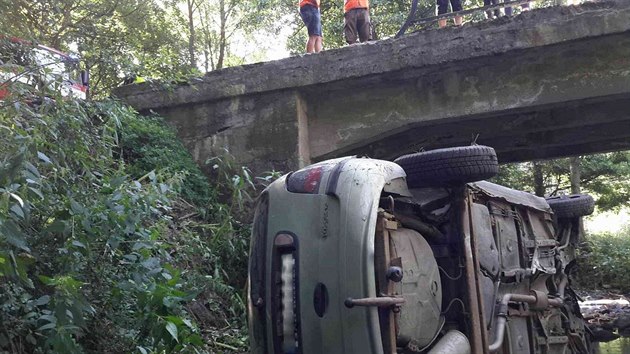 Auto znaky Renault sjelo u ikonna do potoka (5. ervence 2018).