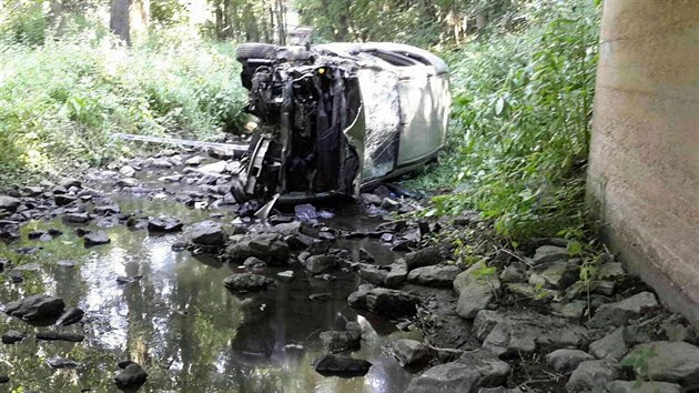 Auto znaky Renault sjelo u ikonna do potoka (5. ervence 2018).