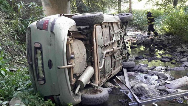 Auto znaky Renault sjelo u ikonna do potoka (5. ervence 2018).