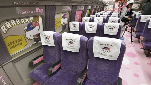 I vozy se sedakami jsou stylizovan do motivu Hello Kitty. (30. erven 2018)
