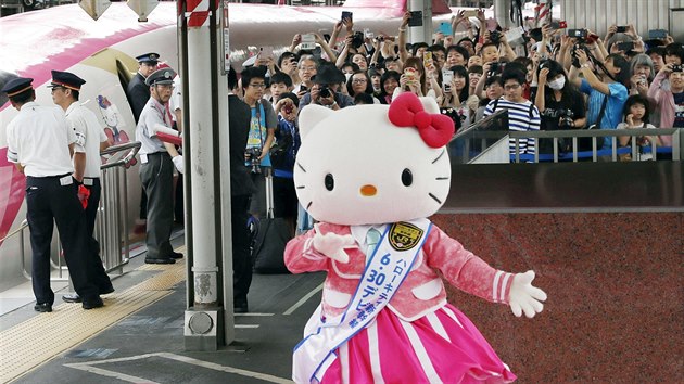 V sobotu zaal v zpadnm Japonsku jezdit vlak ve stylu Hello Kitty. Na trati bude ti msce. (30. erven 2018)