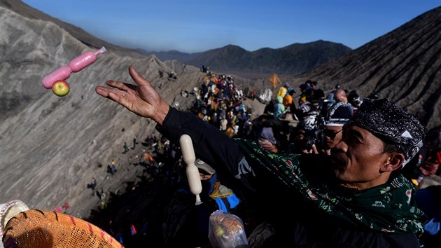 Tisce mstnch obyvatel a turist podle AFP o vkendu vyplhaly na vrchol sopky Bromo, aby do jejho doutnajcho krteru indonsk sopky hodili svj rituln dar. (30. erven 2018) 