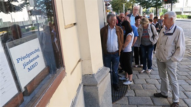 Pondl bylo prvnm dnem, kdy si cestujc nad 65 let mohli zadit zvhodnn jzdn pro jihlavskou MHD. Zjem byl velk, ada lid stla ve front pes hodinu. 