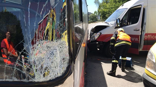 V Letanech narazila dodvka do autobusu MHD (3.7.2018)