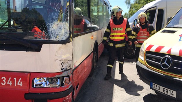 V Letanech narazila dodvka do autobusu MHD (3.7.2018)