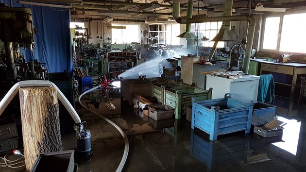 Hasiči ochlazovali v Divišově na Benešovsku plynovou lahev, aby nevybuchla (3.7.2018)