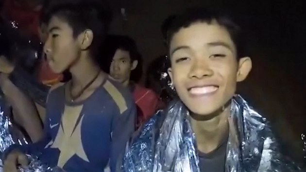 Doktoi oetuj chlapce v zatopen jeskyni v Thajsku