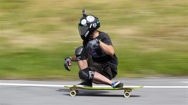 Po silnici nad ternberkem, kde se konaj tradin automobilov zvody Ecce Homo, se o prodlouenm vkendu prohn milovnci longboard v rmci akce Ecce Homo Freeride.